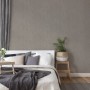 Braune Vliestapete mit Struktur und Metallic-Glanz im Schlafzimmer.
