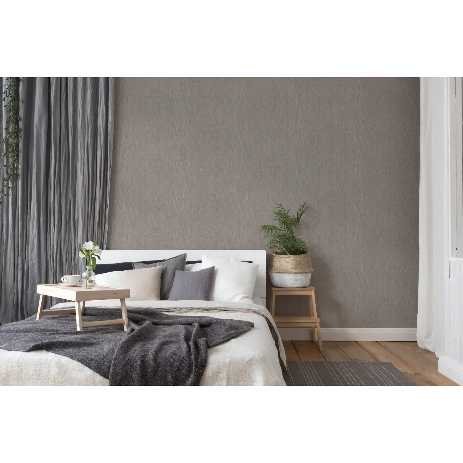 Braune Vliestapete mit Struktur und Metallic-Glanz im Schlafzimmer.
