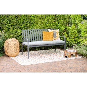 Garden Impressions Parkbank Bruno, Aluminium Carbon Black mit Kissen im Garten.