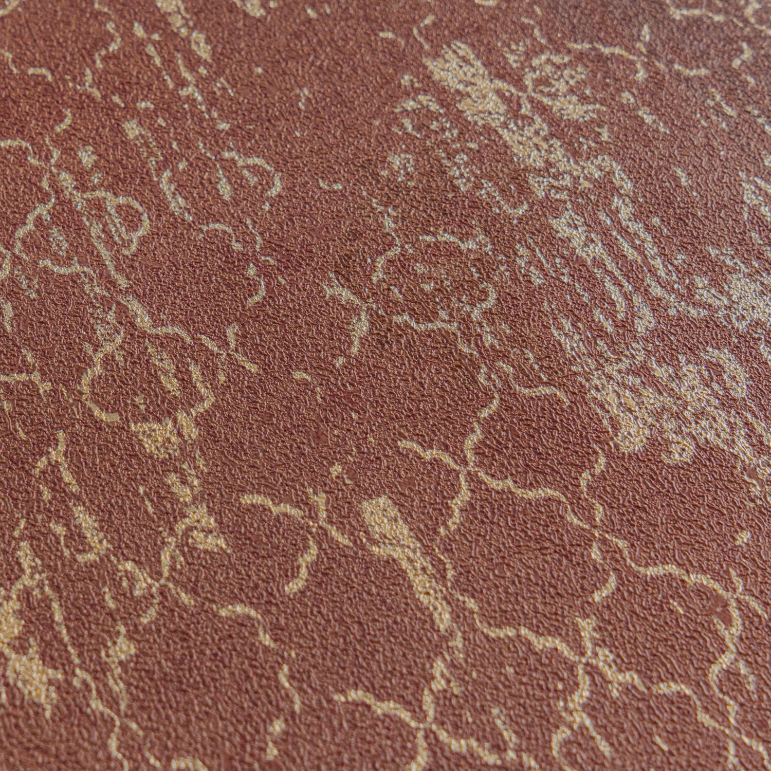 A.S. Creation Vliestapete mit klassischem Ornamentmuster in Rot und Gold.