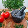 Blu Bio-Oregano im Topf mit Mörser, Tomaten und Gewürzen auf Holzbrett.
