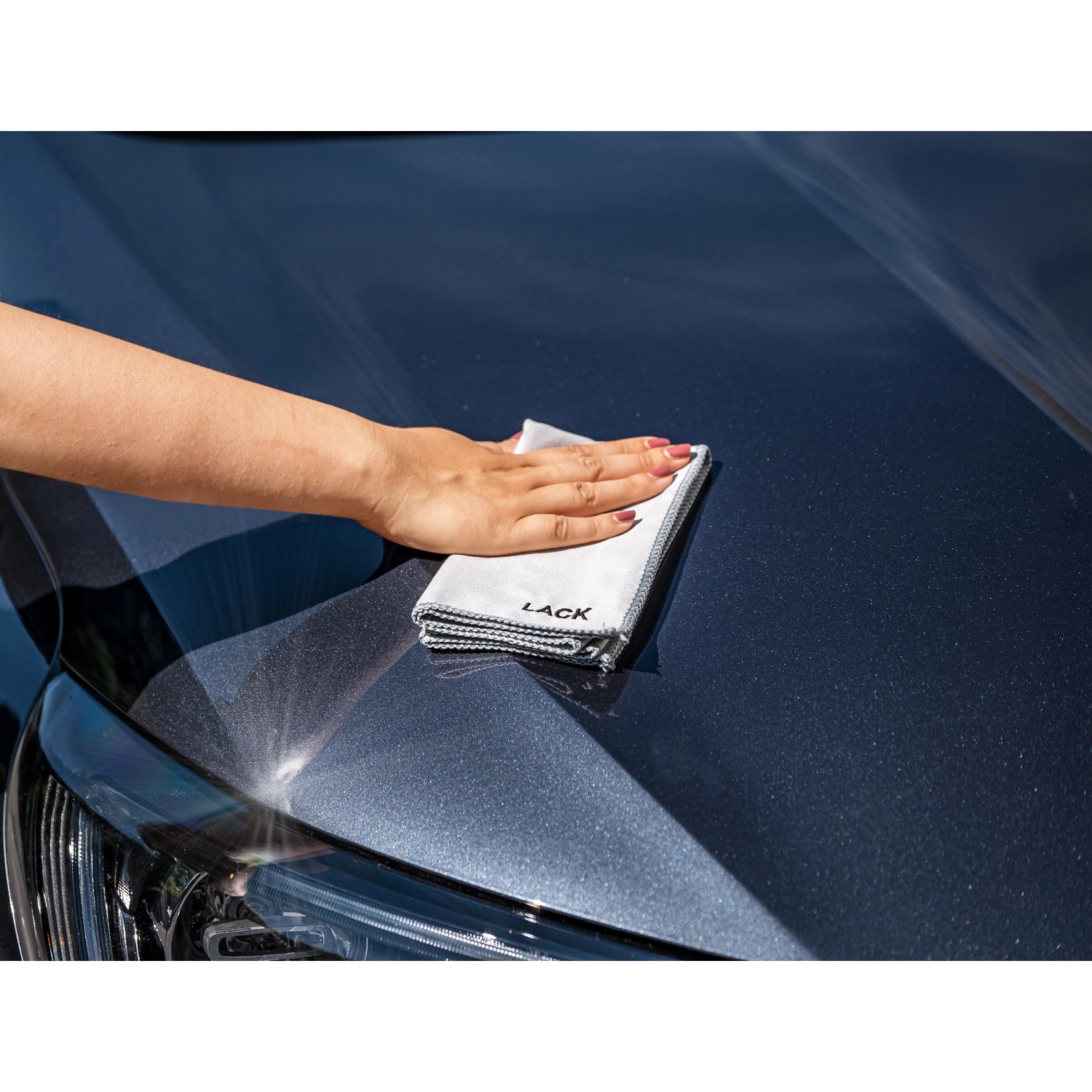 Anwendung des Apa Autopflege-Sets: Lacktuch poliert Autooberfläche für Glanz.