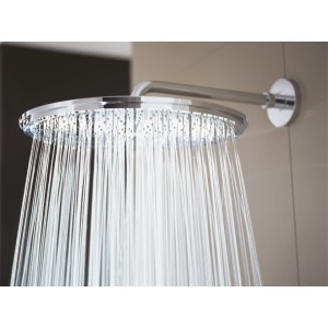 Grohe Rainshower Cosmopolitan 400 Kopfbrause in Chrom mit Wasserstrahl.