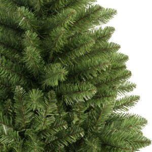 Nahaufnahme dichter, grüner PVC-Nadeln der OBI Kunsttanne New Fundy. Realistischer künstlicher Weihnachtsbaum.