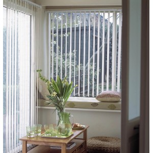 Weiß gestreifter Lamellenvorhang (Set) vor Fenster, für Lichtregulierung und Sichtschutz.