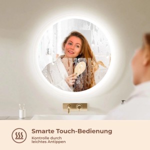 Runder Emke Badspiegel mit LED-Beleuchtung, Touch-Steuerung und Antibeschlag-Funktion. Frau bürstet Haar im klaren Spiegel.