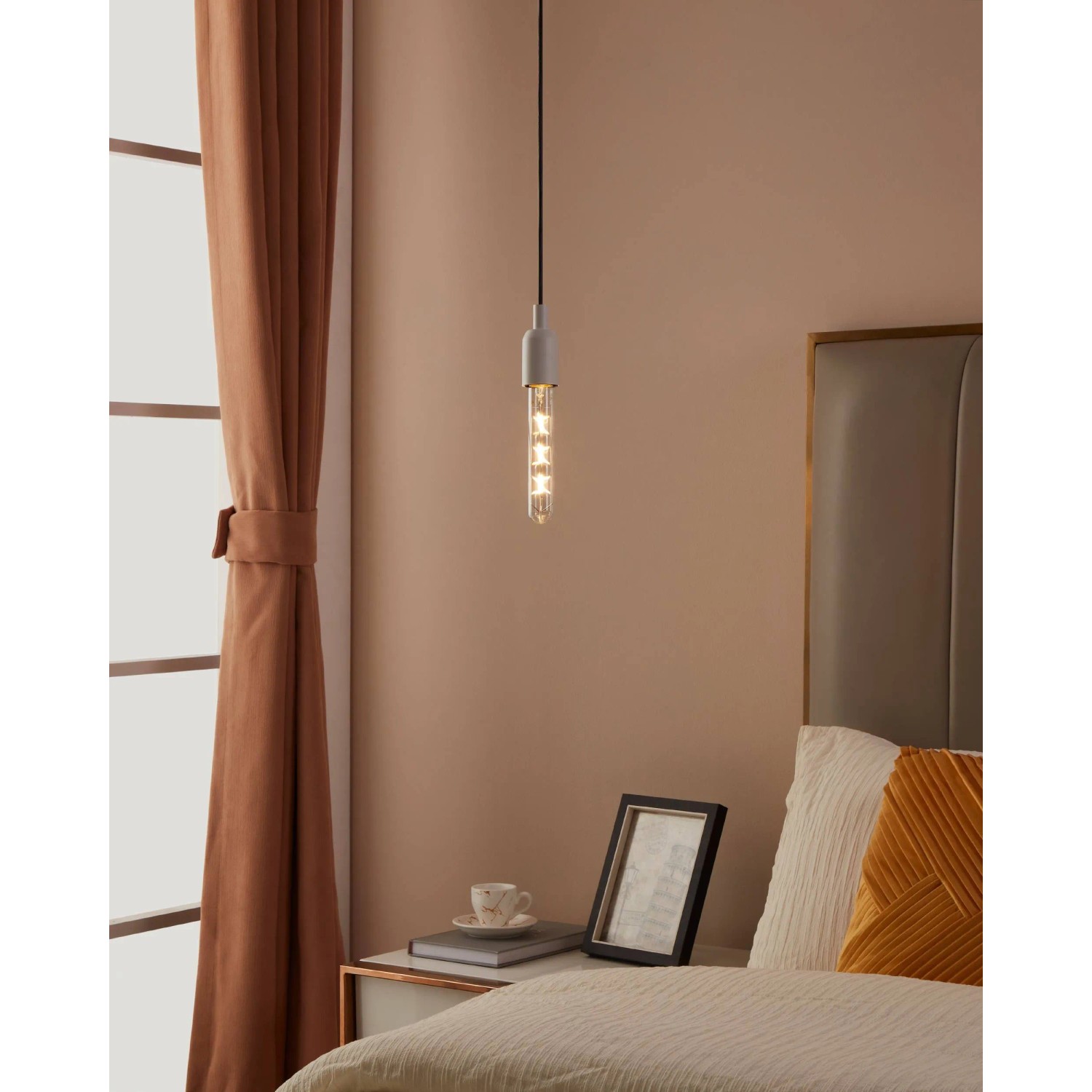 Eglo E27 LED Leuchtmittel, 4W, warmweißes Licht in Wohnraum-Szene.