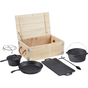 Jamestown Dutch Oven Set, 6-teilig, mit Holztruhe, Gusstöpfen, Grillplatte und Deckelheber. Ideal für Grillutensilien.