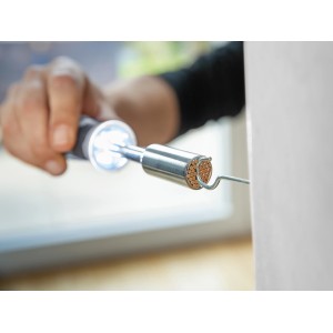 LUX Universal Steckschlüssel Comfort mit LED-Licht beim Lösen einer Schraube.