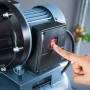 Detailaufnahme: Finger betätigt Schalter am Hauswasserwerk HWW 3200.