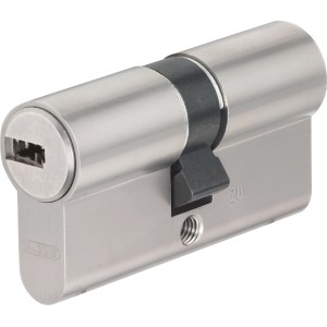 Abus Profilzylinder D20MM 30/35 Messing, Nahaufnahme des silberfarbenen Schließzylinders.