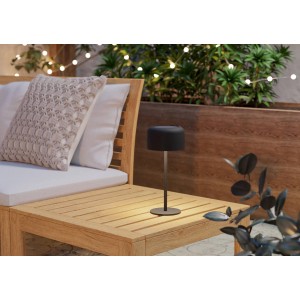 Schwarze EGLO Solar LED Tischleuchte ROCCANOVA mit Touchdimmer auf Gartentisch.