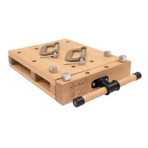 Tragbare Rikta Hobelbank aus Holz (47x29x7cm) mit Schraubzwingen und Bankhaken.