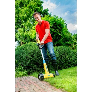 Mann nutzt Gloria Kantenschneider Cut&Brush 2-in-1 zur Rasenkantenpflege im Garten.