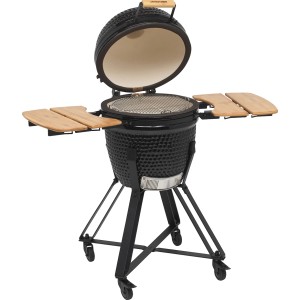 Schwarzer Jamestown Keramik-Holzkohlegrill Marwin M mit Bambus-Ablagetischen und geöffnetem Deckel.