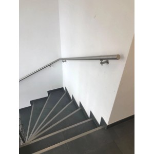 Edelstahl Handlauf mit Rundstabkonsole und Wandhalterung (75mm) an einer Treppe.
