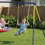 AIYAPLAY Schaukelgestell aus blau-gelbem Stahl mit zwei Kindern auf klassischer und Nestschaukel im Garten.