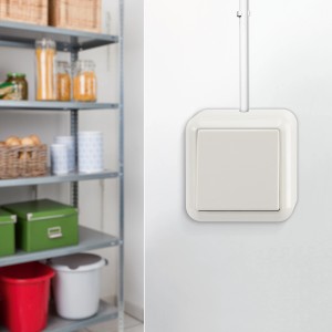 Aufputz Aus-/Wechselschalter von Merten, weiße Ausführung.