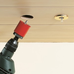 LUX Lochsäge 41 mm im Einsatz: Bohren eines Lochs in eine Holzdecke mit einer Bohrmaschine.