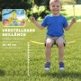 Lachender Junge auf gelber Schaukel. Verstellbare Seillänge für 45-65 cm Bodenabstand. AIYAPLAY Schaukelgestell.
