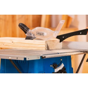 Scheppach HS100S Tischkreissäge beim Sägen von Holz, blaue Basis.