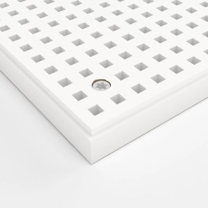 Detailaufnahme einer weißen Cleaneo Go! Akustikplatte mit eingesetzter Knauf Spezialschraube.