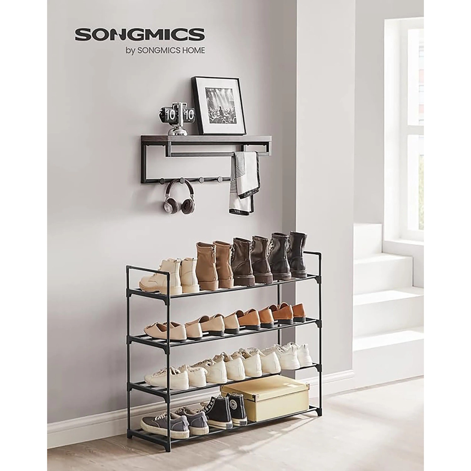 Schwarzes Songmics Schuhregal Deky mit 4 Ebenen und diversen Schuhen im Flur.
