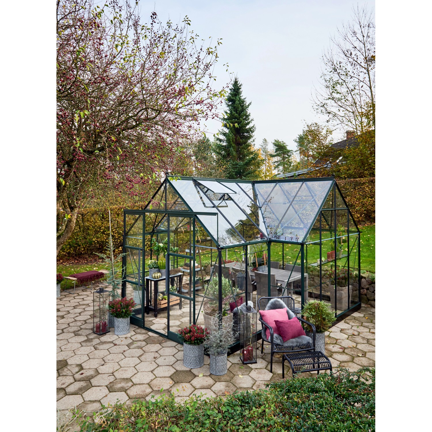 Halls Gewächshaus Garden Room, 12,9 m², grüne Aluminiumstruktur mit Glas, im Garten.