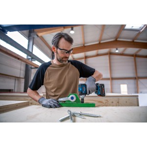 Mann arbeitet mit Bosch Professional Akku-Drehschlagschrauber GDS 18V-330 HC an Holzkonstruktion.