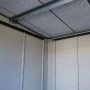 Innenansicht Weka Metall-Gerätehaus Gary, anthrazit, mit Filzdach zum Schutz vor Kondenswasser.