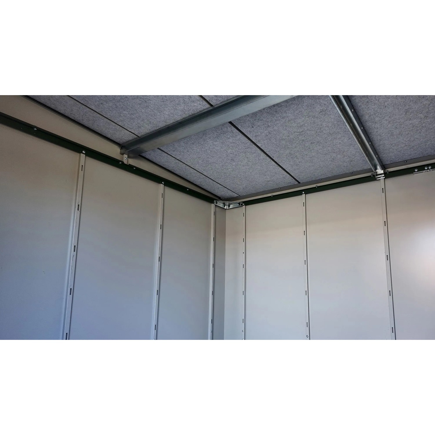 Innenansicht Weka Metall-Gerätehaus Gary, anthrazit, mit Filzdach zum Schutz vor Kondenswasser.