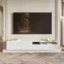 Weißes Selsey TV-Hängeboard Veldio mit geriffelter Lamellenfront, offenem Fach und Wandmontage im modernen Wohnzimmer.