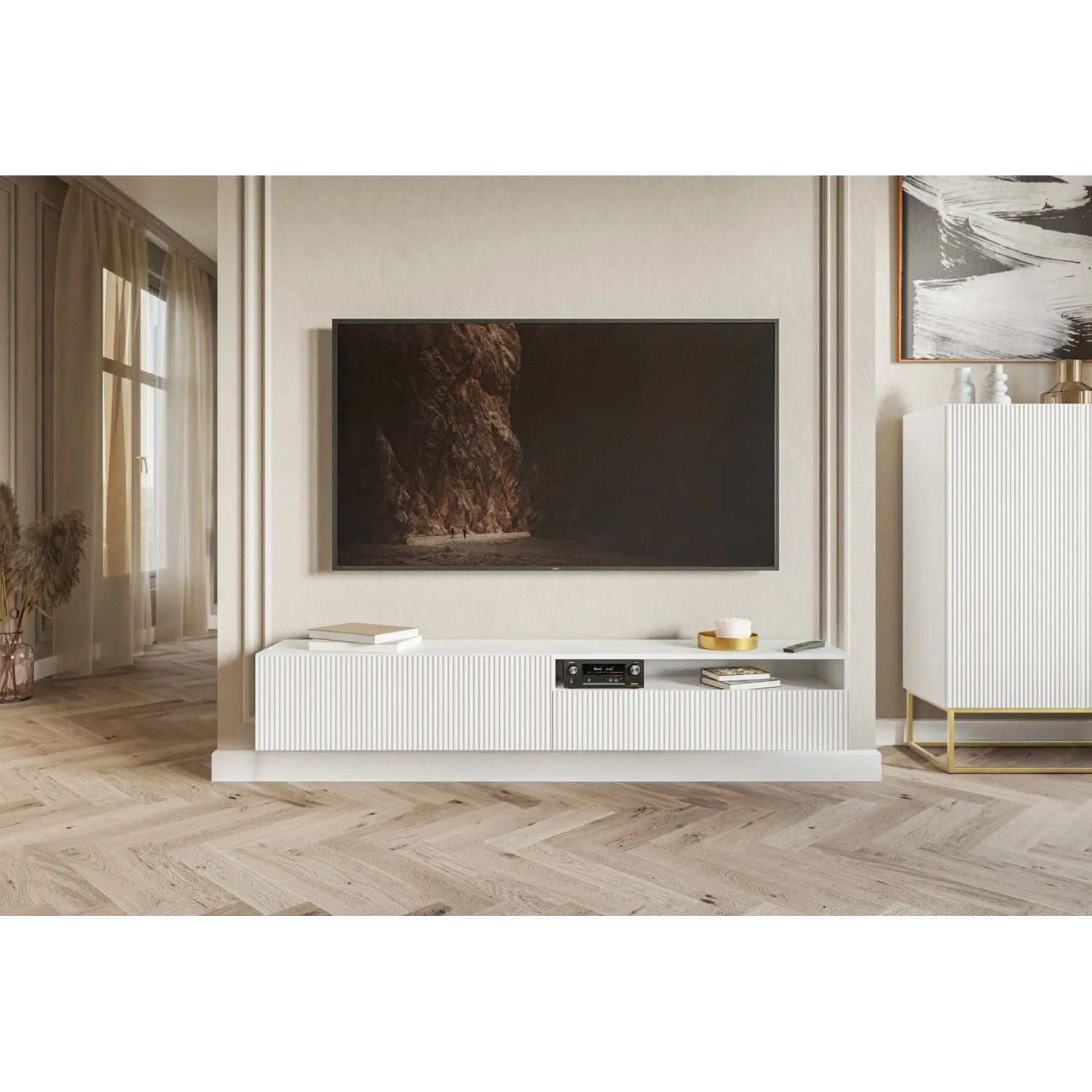 Weißes Selsey TV-Hängeboard Veldio mit geriffelter Lamellenfront, offenem Fach und Wandmontage im modernen Wohnzimmer.