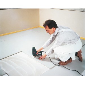 Verlegung Knauf Vidifloor Gipsfaserplatten (12,5mm) mit Stichsäge im Innenbereich.