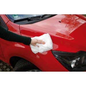 Rote Motorhaube wird mit APA Polierwatte gereinigt. Autopflege mit weicher Watte.