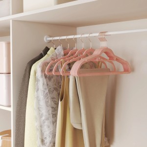 Songmics Kleiderbügel-Set Rylan, 50-teilig, hellrosa Samt, im Kleiderschrank.