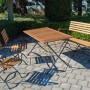 Klappbares Gartenmöbel-Set Lindau: Tisch, 2 Sessel, Bank aus Akazienholz Teak-Schwarz auf Terrasse.