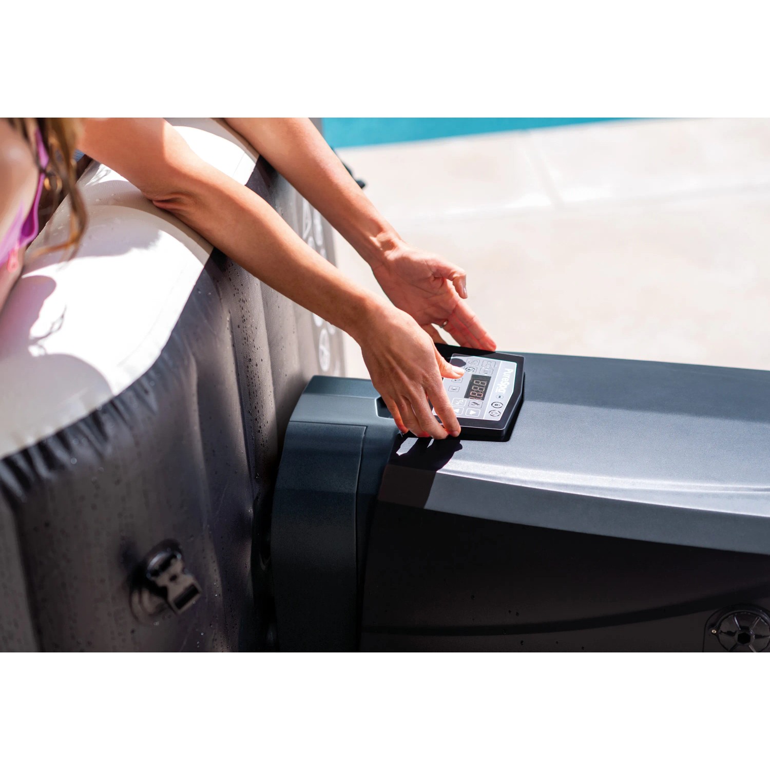 Frau bedient Intex PureSpa Octagon Whirlpool mit Salzwassersystem. Komfortable Steuerung.