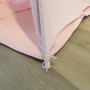 Detailaufnahme: Pastellrosa Sunny Tipi Zelt Alba mit Faltkissen und Holzstab am Boden.