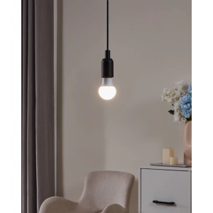 Eglo E27 LED Leuchtmittel in Globeform, 5,9 W, warmweiß, hängend im Wohnraum.