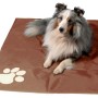 Hund liegt auf brauner Kühlmatte mit Pfotenmuster, 99,5x70cm. Dobar Hundekissen für Hunde und Katzen.