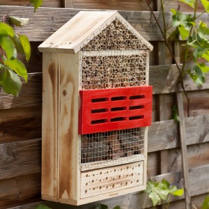 Holz Insektenhotel 5 Sterne mit rotem Element, Nützlingsheim für Wildbienen und andere Insekten.
