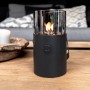 Schwarze Cosi Gaslaterne Cosiscoop Original mit Rauchglas und Tragegriff, stehend auf einem Holztisch.