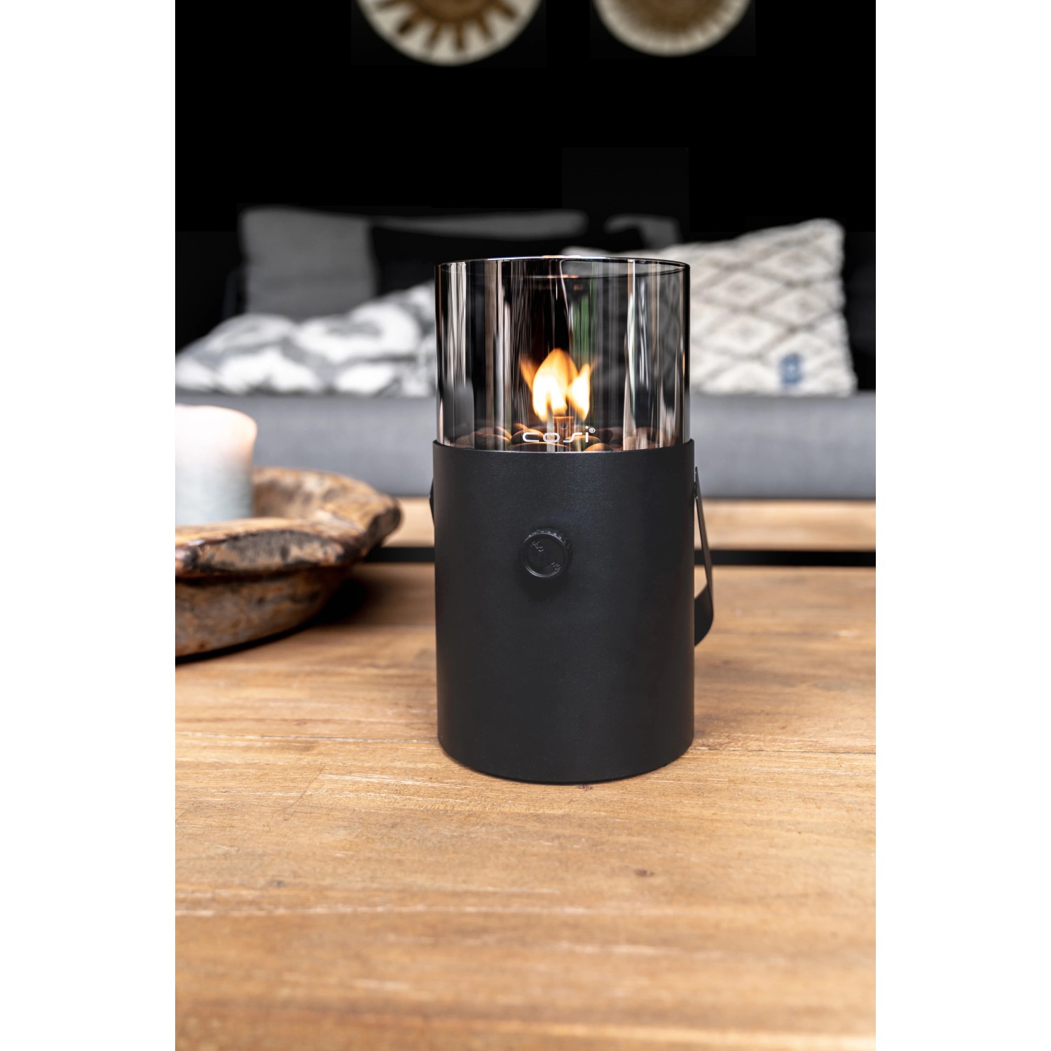 Schwarze Cosi Gaslaterne Cosiscoop Original mit Rauchglas und Tragegriff, stehend auf einem Holztisch.