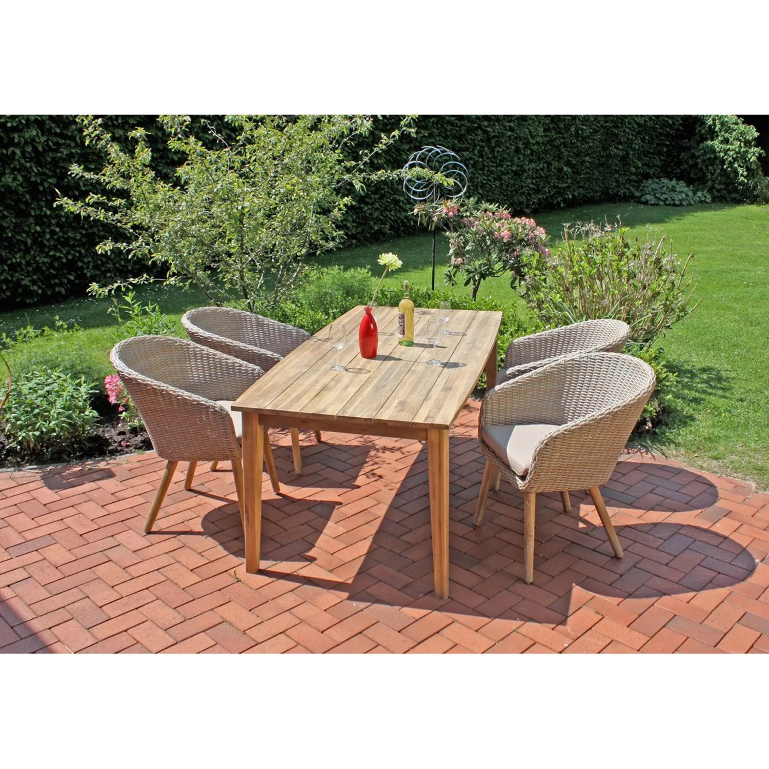 5-teilige Tischgruppe Visalia für den Garten mit Akazientisch und Polyrattan-Stühlen.