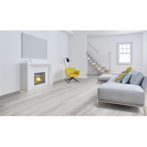 Heller Wohnraum mit Click-Vinylboden SPC Malabo Eiche verlegt.