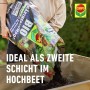 Compo Bio Gärtner-Kompost torffrei, 40L Sack wird in ein Hochbeet geleert.