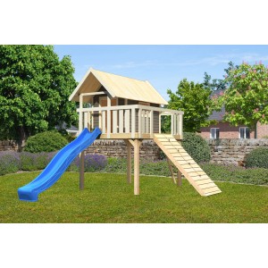 Karibu Stelzenhaus Fidel Set mit blauer Rutsche und Holzrampe im Garten.