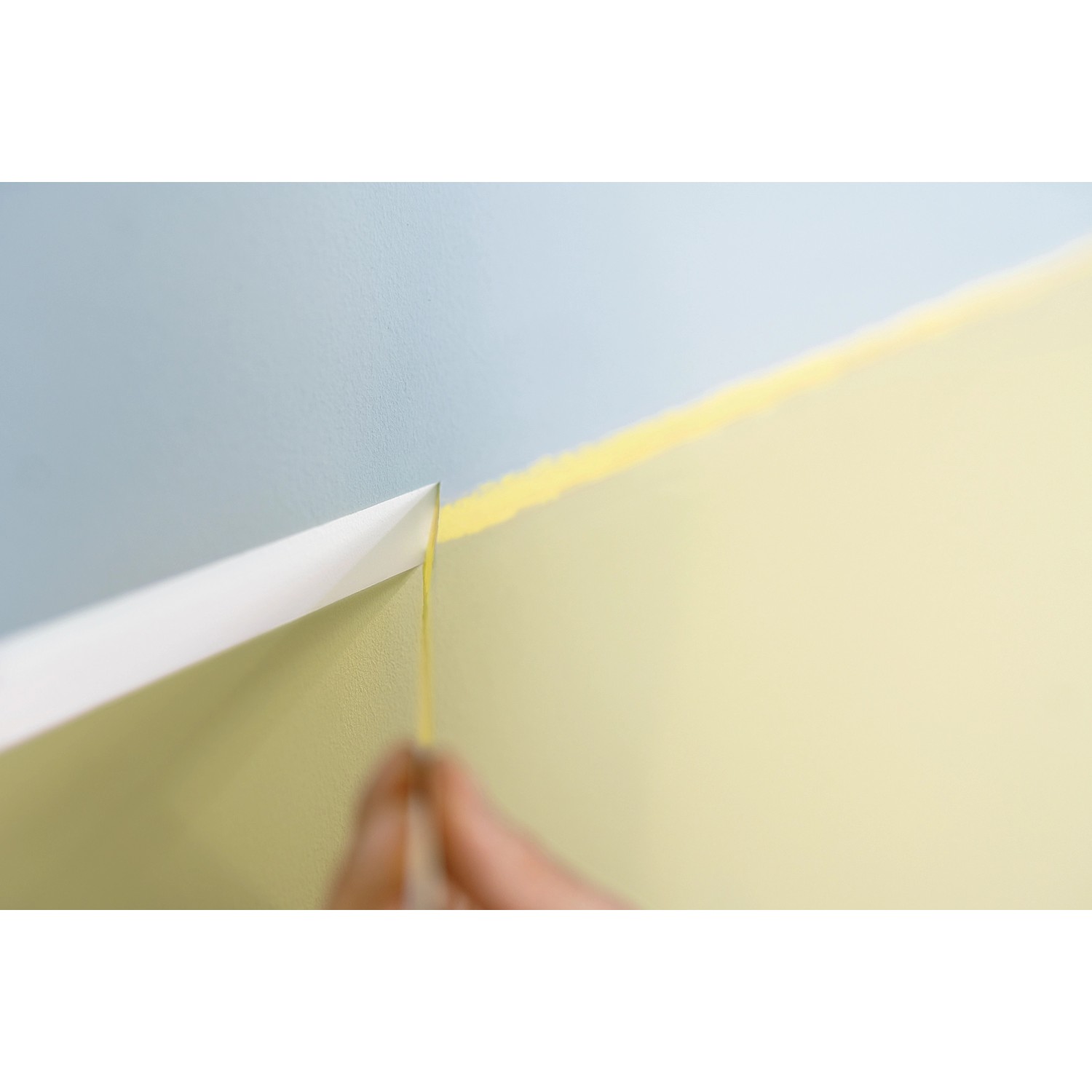 Tesa Malerband Professional für scharfe Farbkanten beim Abkleben von Wandfarben.