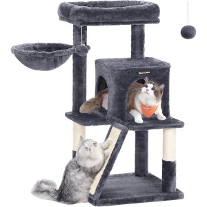 Feandrea Kratzbaum rauchgrau mit Katzen und Kratzrampe, Katzenhöhle und Liegeflächen.